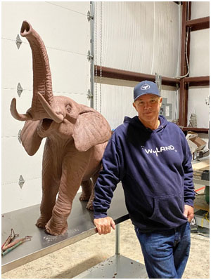 animal bronze sculptures by Wyland-2 Wyland with elephant bronze sculpture in the making