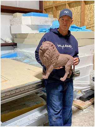 animal bronze sculptures by Wyland Wyland with lion bronze sculpture in the making
